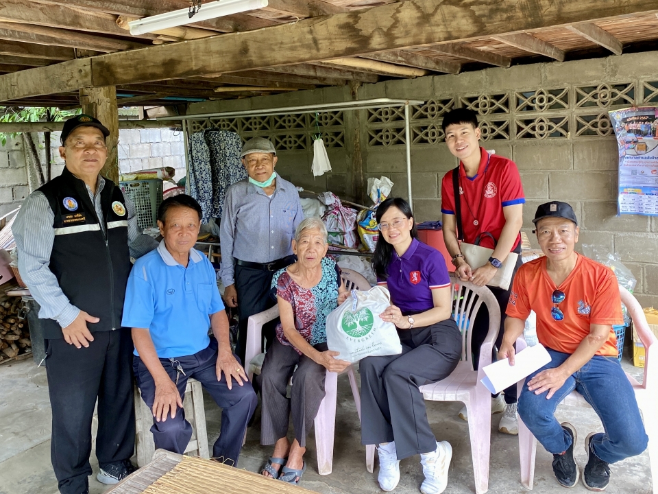 เทศบาลตำบลสันป่าตองส่งมอบ เครื่องอุปโภคบริโภค แพมเพิส และกายอุปกรณ์ช่วยเหลือความพิการ แก่กลุ่มผู้เปราะบาง ผู้สูงอายุ และผู้พิการ ภายในเขตพื้นที่เทศบาลตำบลสันป่าตอง จำนวน 22 ราย ภาพที่ 4 | https://www.sanpatong.go.th