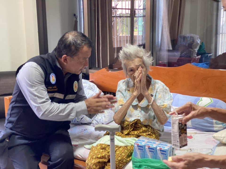 เทศบาลตำบลสันป่าตองส่งมอบ เครื่องอุปโภคบริโภค แพมเพิส และกายอุปกรณ์ช่วยเหลือความพิการ แก่กลุ่มผู้เปราะบาง ผู้สูงอายุ และผู้พิการ ภายในเขตพื้นที่เทศบาลตำบลสันป่าตอง จำนวน 22 ราย ภาพที่ 11 | https://www.sanpatong.go.th