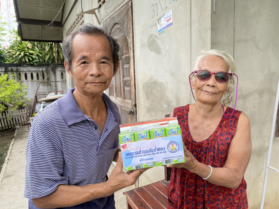 เทศบาลตำบลสันป่าตองส่งมอบ เครื่องอุปโภคบริโภค แพมเพิส และกายอุปกรณ์ช่วยเหลือความพิการ แก่กลุ่มผู้เปราะบาง ผู้สูงอายุ และผู้พิการ ภายในเขตพื้นที่เทศบาลตำบลสันป่าตอง จำนวน 22 ราย ภาพที่ 18 | https://www.sanpatong.go.th