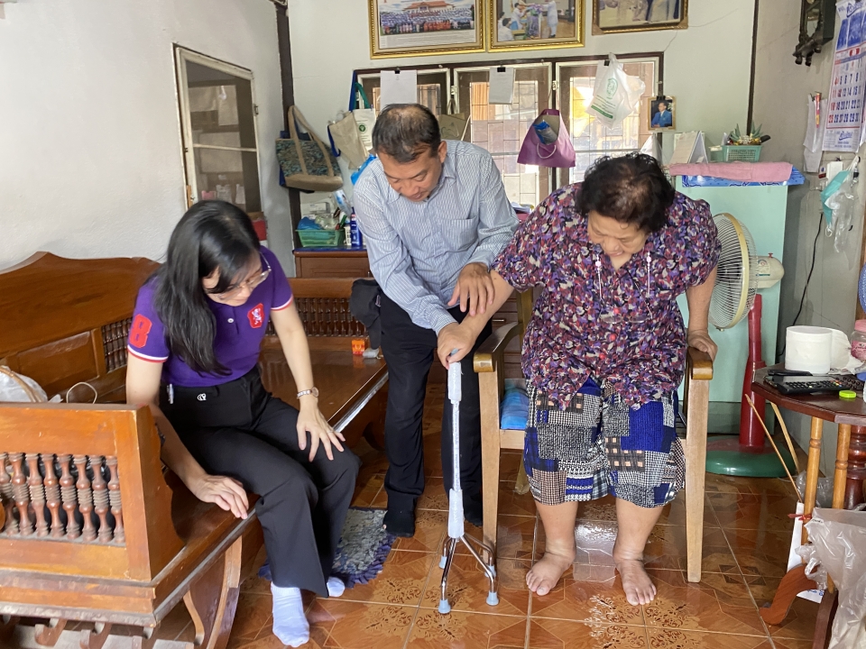 เทศบาลตำบลสันป่าตองส่งมอบ เครื่องอุปโภคบริโภค แพมเพิส และกายอุปกรณ์ช่วยเหลือความพิการ แก่กลุ่มผู้เปราะบาง ผู้สูงอายุ และผู้พิการ ภายในเขตพื้นที่เทศบาลตำบลสันป่าตอง จำนวน 22 ราย ภาพที่ 21 | https://www.sanpatong.go.th