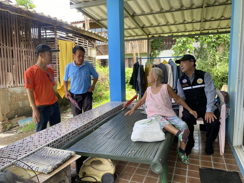 เทศบาลตำบลสันป่าตองส่งมอบ เครื่องอุปโภคบริโภค แพมเพิส และกายอุปกรณ์ช่วยเหลือความพิการ แก่กลุ่มผู้เปราะบาง ผู้สูงอายุ และผู้พิการ ภายในเขตพื้นที่เทศบาลตำบลสันป่าตอง จำนวน 22 ราย ภาพที่ 30 | https://www.sanpatong.go.th