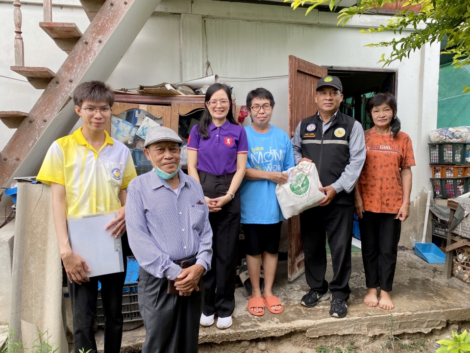 เทศบาลตำบลสันป่าตองส่งมอบ เครื่องอุปโภคบริโภค แพมเพิส และกายอุปกรณ์ช่วยเหลือความพิการ แก่กลุ่มผู้เปราะบาง ผู้สูงอายุ และผู้พิการ ภายในเขตพื้นที่เทศบาลตำบลสันป่าตอง จำนวน 22 ราย ภาพที่ 39 | https://www.sanpatong.go.th