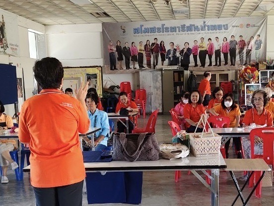 กิจกรรมการทำกระเป๋าผ้าเอนกประสงค์ (สัปดาห์ที่ 1 ) โรงเรียนผู้สูงอายุเทศบาลตำบลสันป่าตอง ภาพที่ 7 | https://www.sanpatong.go.th