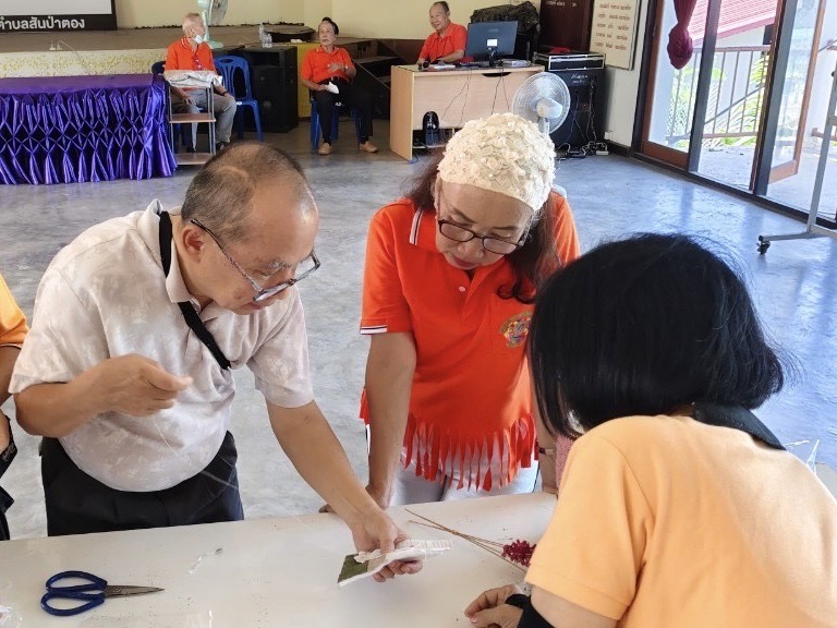 กิจกรรมการทำกระเป๋าผ้าเอนกประสงค์ (สัปดาห์ที่ 1 ) โรงเรียนผู้สูงอายุเทศบาลตำบลสันป่าตอง ภาพที่ 8 | https://www.sanpatong.go.th