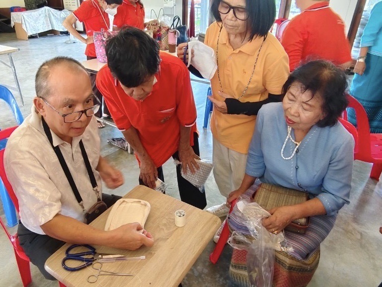 กิจกรรมการทำกระเป๋าผ้าเอนกประสงค์ (สัปดาห์ที่ 1 ) โรงเรียนผู้สูงอายุเทศบาลตำบลสันป่าตอง ภาพที่ 9 | https://www.sanpatong.go.th