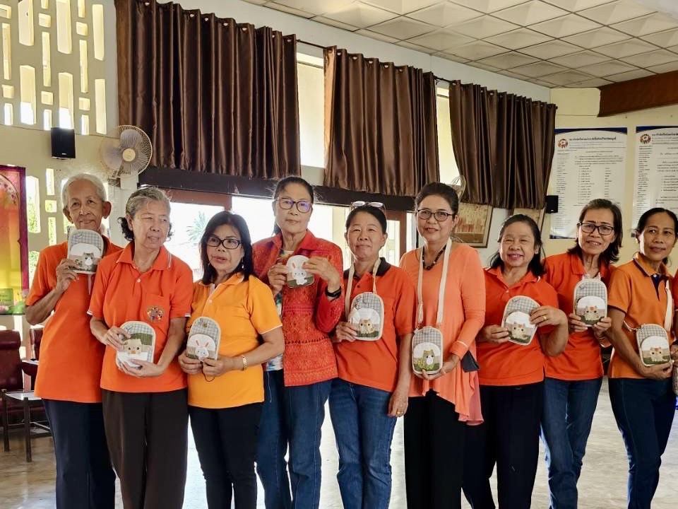 กิจกรรมการทำกระเป๋าผ้าอเนกประสงค์ ( สัปดาห์ที่ 2 )  นำเสนอผลงาน โรงเรียนผู้สูงอายุเทศบาลตำบลสันป่าตอง ภาพที่ 11 | https://www.sanpatong.go.th