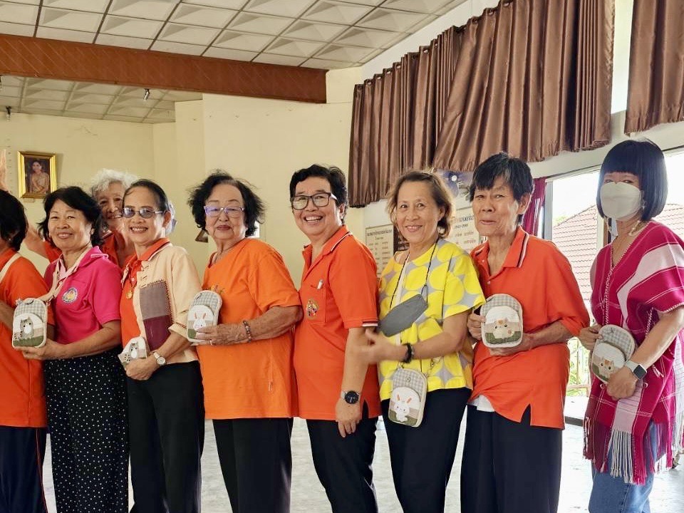 กิจกรรมการทำกระเป๋าผ้าอเนกประสงค์ ( สัปดาห์ที่ 2 )  นำเสนอผลงาน โรงเรียนผู้สูงอายุเทศบาลตำบลสันป่าตอง ภาพที่ 12 | https://www.sanpatong.go.th