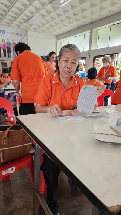 กิจกรรมการทำกระเป๋าผ้าอเนกประสงค์ ( สัปดาห์ที่ 2 )  นำเสนอผลงาน โรงเรียนผู้สูงอายุเทศบาลตำบลสันป่าตอง ภาพที่ 13 | https://www.sanpatong.go.th