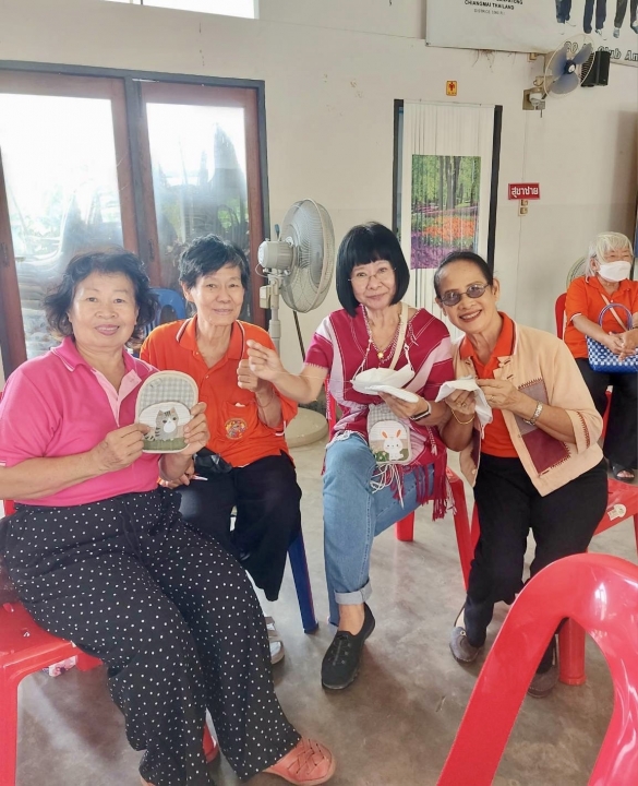 กิจกรรมการทำกระเป๋าผ้าอเนกประสงค์ ( สัปดาห์ที่ 2 )  นำเสนอผลงาน โรงเรียนผู้สูงอายุเทศบาลตำบลสันป่าตอง ภาพที่ 17 | https://www.sanpatong.go.th