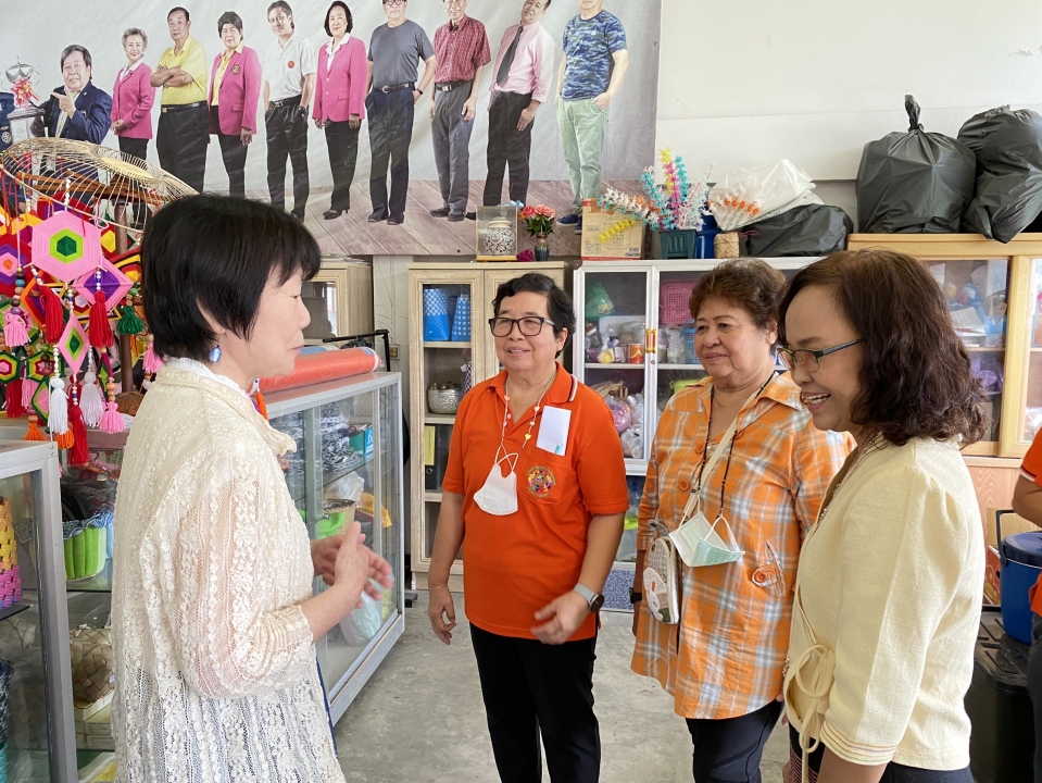 อาจารย์ โยโก๊ะ นักวิจัย มหาวิทยาลัยเกียวโต ประเทศญี่ปุ่น ศึกษาดูงาน ณ โรงเรียนผู้สูงอายุเทศบาลตำบลสันป่าตอง  ภาพที่ 9 | https://www.sanpatong.go.th