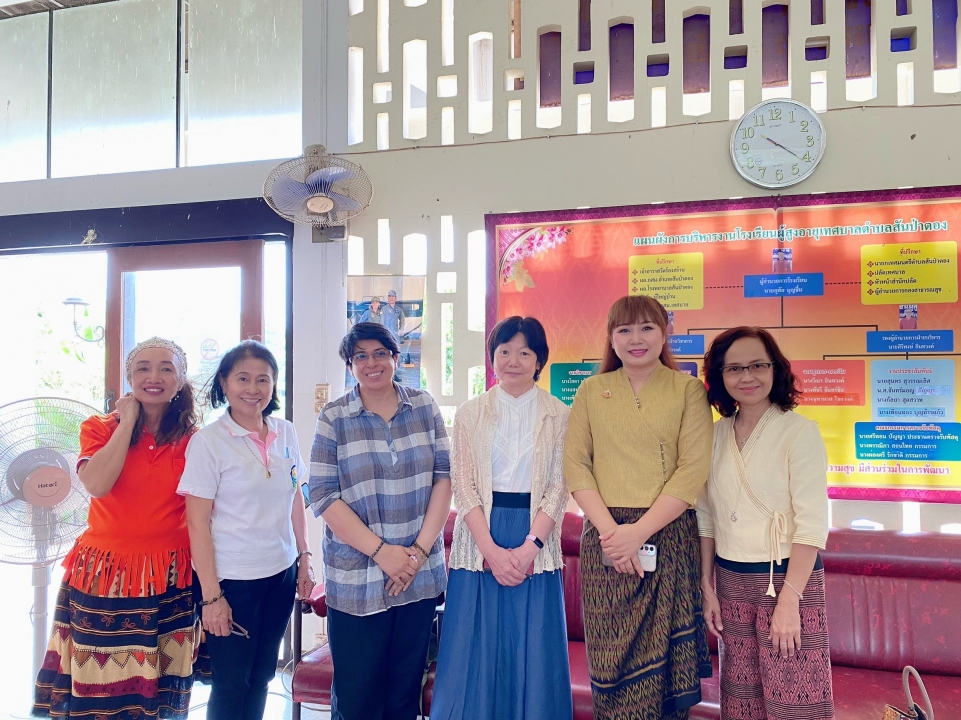 อาจารย์ โยโก๊ะ นักวิจัย มหาวิทยาลัยเกียวโต ประเทศญี่ปุ่น ศึกษาดูงาน ณ โรงเรียนผู้สูงอายุเทศบาลตำบลสันป่าตอง  ภาพที่ 12 | https://www.sanpatong.go.th