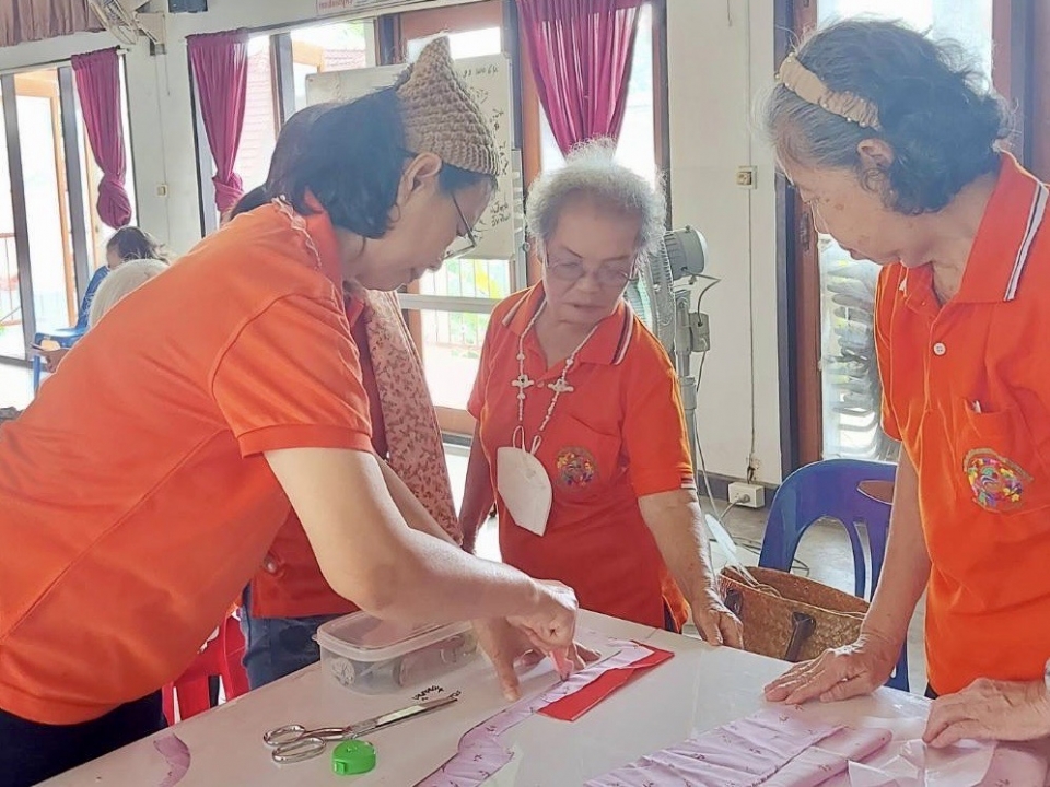 กิจกรรมตัดเย็บเสื้อแขนกุด โรงเรียนผู้สูงอายุเทศบาลตำบลสันป่าตอง  ภาพที่ 9 | https://www.sanpatong.go.th