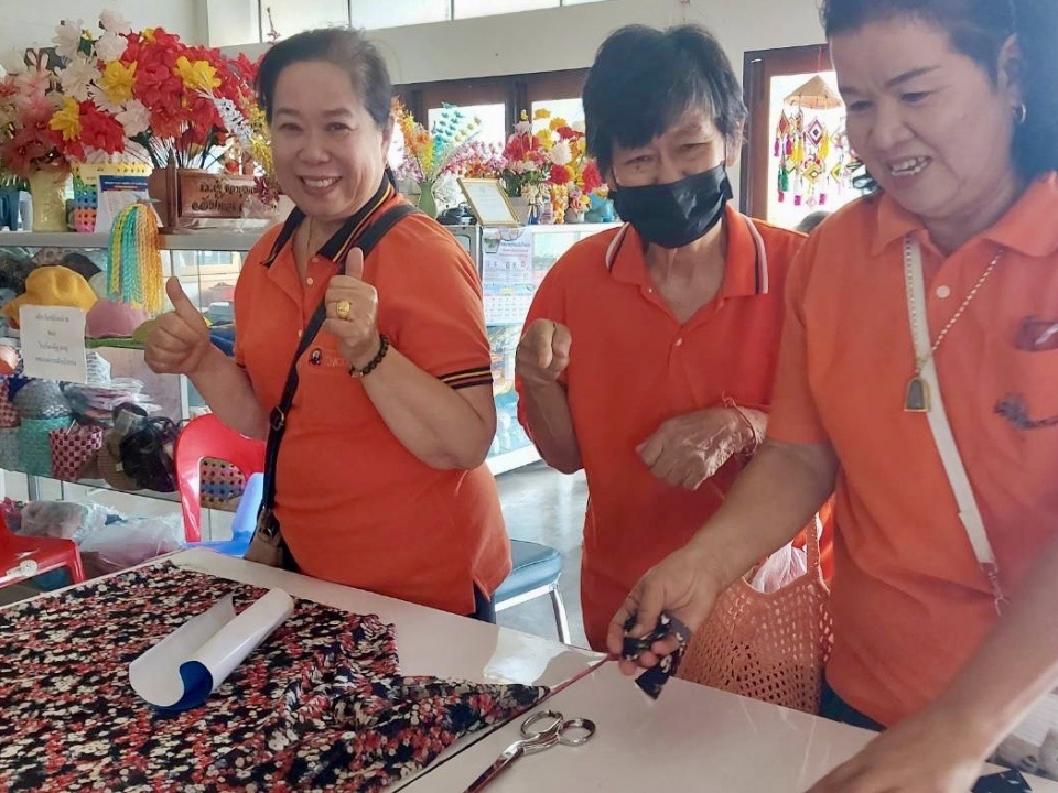 กิจกรรมตัดเย็บเสื้อแขนกุด โรงเรียนผู้สูงอายุเทศบาลตำบลสันป่าตอง  ภาพที่ 10 | https://www.sanpatong.go.th