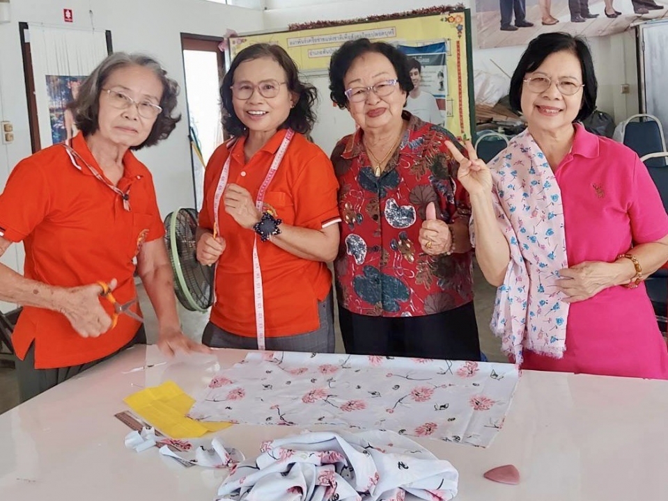 กิจกรรมตัดเย็บเสื้อแขนกุด โรงเรียนผู้สูงอายุเทศบาลตำบลสันป่าตอง  ภาพที่ 11 | https://www.sanpatong.go.th