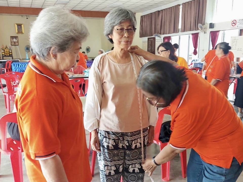 กิจกรรมตัดเย็บเสื้อแขนกุด โรงเรียนผู้สูงอายุเทศบาลตำบลสันป่าตอง  ภาพที่ 12 | https://www.sanpatong.go.th