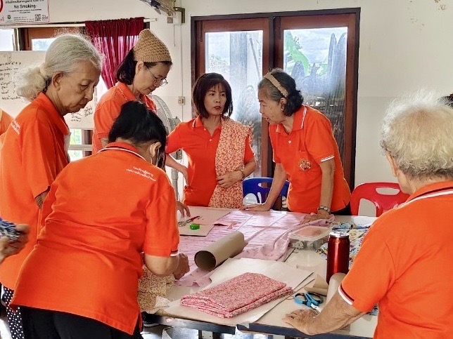 กิจกรรมตัดเย็บเสื้อแขนกุด โรงเรียนผู้สูงอายุเทศบาลตำบลสันป่าตอง  ภาพที่ 15 | https://www.sanpatong.go.th
