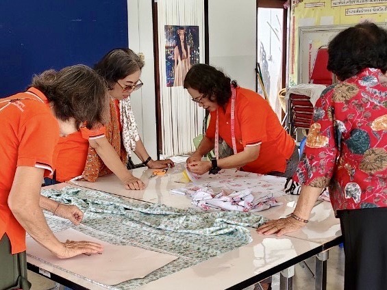 กิจกรรมตัดเย็บเสื้อแขนกุด โรงเรียนผู้สูงอายุเทศบาลตำบลสันป่าตอง  ภาพที่ 16 | https://www.sanpatong.go.th