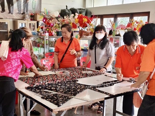 กิจกรรมตัดเย็บเสื้อแขนกุด โรงเรียนผู้สูงอายุเทศบาลตำบลสันป่าตอง  ภาพที่ 17 | https://www.sanpatong.go.th