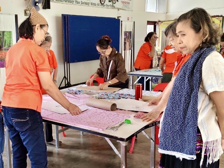 กิจกรรมตัดเย็บเสื้อแขนกุด โรงเรียนผู้สูงอายุเทศบาลตำบลสันป่าตอง  ภาพที่ 18 | https://www.sanpatong.go.th