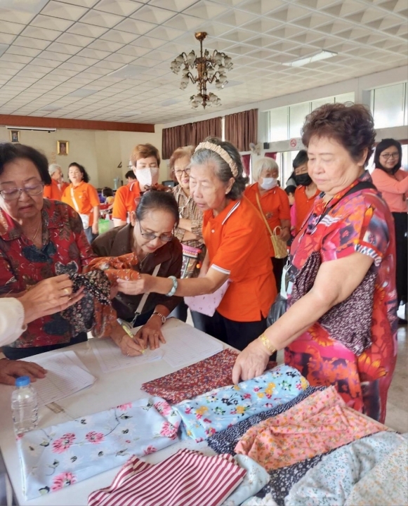 กิจกรรมตัดเย็บเสื้อแขนกุด โรงเรียนผู้สูงอายุเทศบาลตำบลสันป่าตอง  ภาพที่ 26 | https://www.sanpatong.go.th