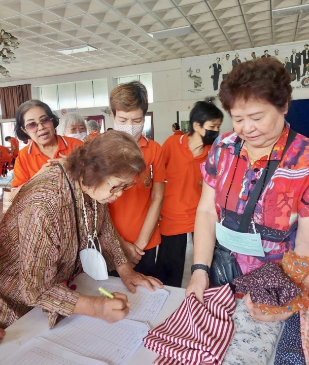 กิจกรรมตัดเย็บเสื้อแขนกุด โรงเรียนผู้สูงอายุเทศบาลตำบลสันป่าตอง  ภาพที่ 27 | https://www.sanpatong.go.th