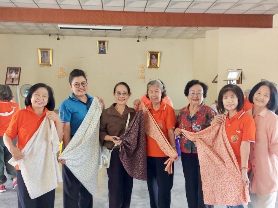กิจกรรมตัดเย็บเสื้อแขนกุด โรงเรียนผู้สูงอายุเทศบาลตำบลสันป่าตอง  ภาพที่ 29 | https://www.sanpatong.go.th