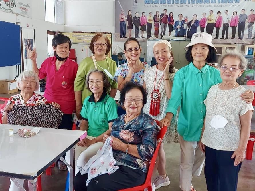 โรงเรียนผู้สูงอายุเทศบาลตำบลสันป่าตอง นำเสนอผลงานกิจกรรมตัดเย็บเสื้อแขนกุด (สัปดาห์ที่2) ประจำปี พ.ศ.2567 ภาพที่ 17 | https://www.sanpatong.go.th