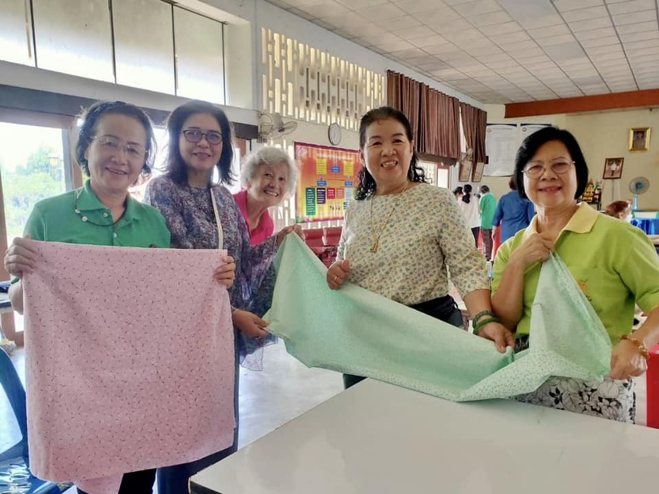โรงเรียนผู้สูงอายุเทศบาลตำบลสันป่าตอง นำเสนอผลงานกิจกรรมตัดเย็บเสื้อแขนกุด (สัปดาห์ที่2) ประจำปี พ.ศ.2567 ภาพที่ 21 | https://www.sanpatong.go.th