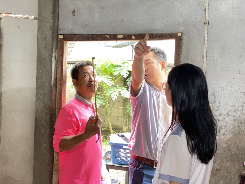  เทศบาลตำบลสันป่าตอง สำรวจเพื่อทำการปรับปรุงและซ่อมแซมบ้าน ให้แก่นาง ผ่องพรรณ์ ชัยลังกา ภาพที่ 24 | https://www.sanpatong.go.th