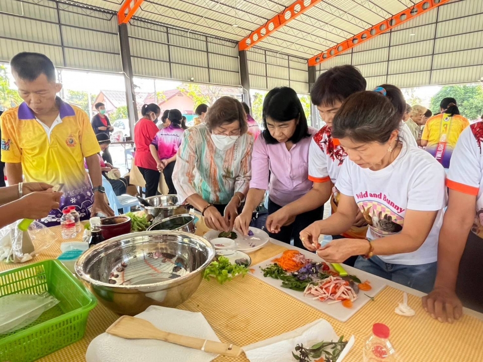 เทศบาลตำบลสันป่าตอง ร่วมกับ กองทุนเพื่อความเสมอภาคทางการศึกษา (กสศ.) จัดทำโครงการส่งเสริมการเรียนรู้และพัฒนาทักษะอาชีพของชุมชนเทศบาลตำบลสันป่าตองสู่การพัฒนาอย่างยั่งยืน ภาพที่ 7 | https://www.sanpatong.go.th