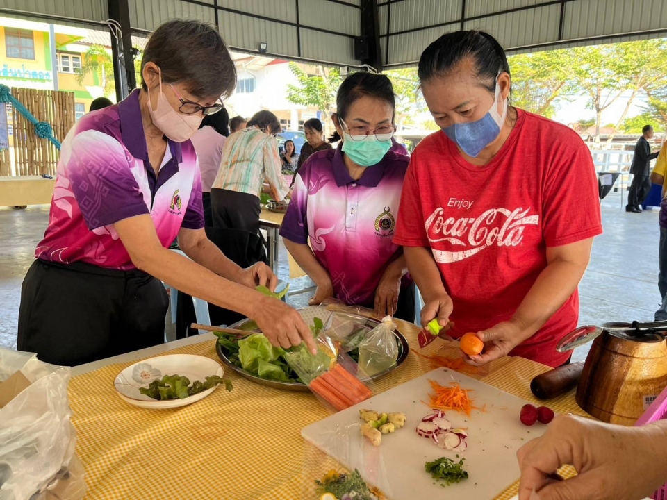 เทศบาลตำบลสันป่าตอง ร่วมกับ กองทุนเพื่อความเสมอภาคทางการศึกษา (กสศ.) จัดทำโครงการส่งเสริมการเรียนรู้และพัฒนาทักษะอาชีพของชุมชนเทศบาลตำบลสันป่าตองสู่การพัฒนาอย่างยั่งยืน ภาพที่ 8 | https://www.sanpatong.go.th