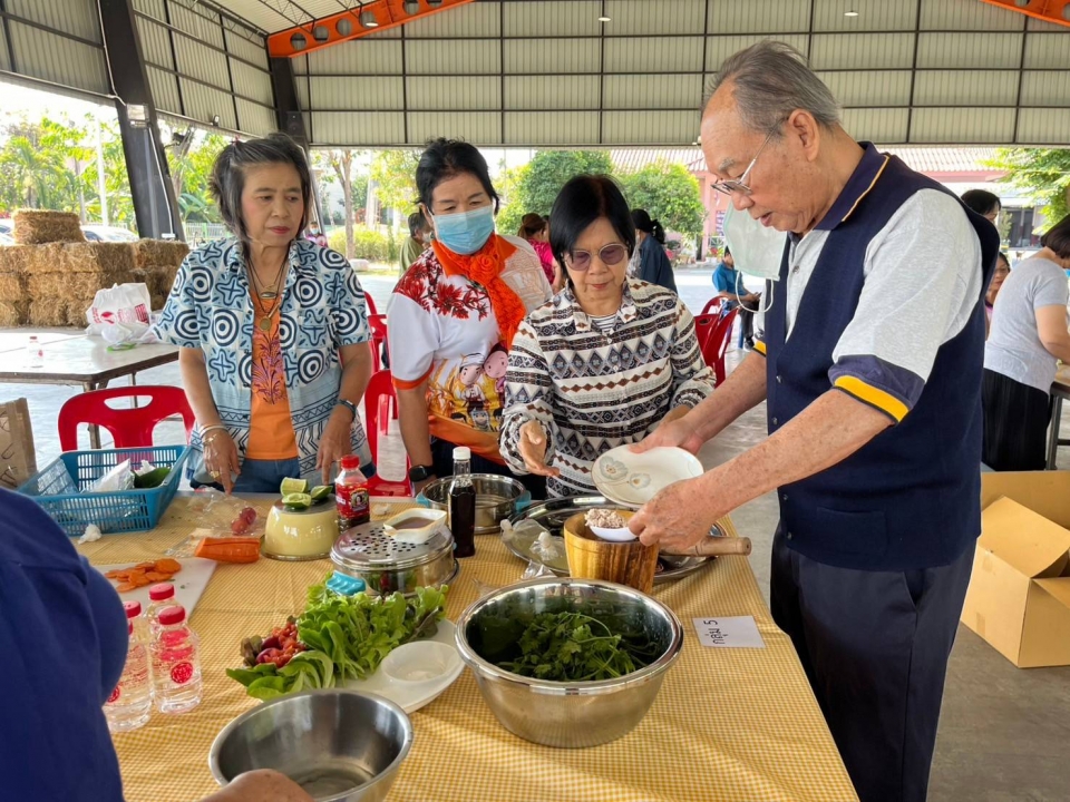 เทศบาลตำบลสันป่าตอง ร่วมกับ กองทุนเพื่อความเสมอภาคทางการศึกษา (กสศ.) จัดทำโครงการส่งเสริมการเรียนรู้และพัฒนาทักษะอาชีพของชุมชนเทศบาลตำบลสันป่าตองสู่การพัฒนาอย่างยั่งยืน ภาพที่ 9 | https://www.sanpatong.go.th