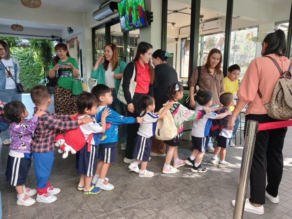 ศูนย์พัฒนาเด็กเล็ก เทศบาลตำบลสันป่าตอง ได้จัดโครงการเรียนรู้สู่โลกกว้างอนุบาลวัยใส (กิจกรรมทัศนศึกษาดูงาน เรียนรู้นอกสถานที่) ประจำปีงบประมาณ พ.ศ.2568 ภาพที่ 20 | https://www.sanpatong.go.th