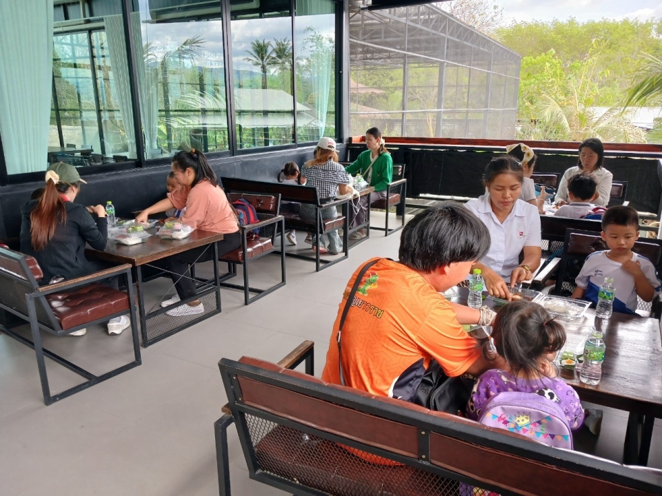 ศูนย์พัฒนาเด็กเล็ก เทศบาลตำบลสันป่าตอง ได้จัดโครงการเรียนรู้สู่โลกกว้างอนุบาลวัยใส (กิจกรรมทัศนศึกษาดูงาน เรียนรู้นอกสถานที่) ประจำปีงบประมาณ พ.ศ.2568 ภาพที่ 33 | https://www.sanpatong.go.th