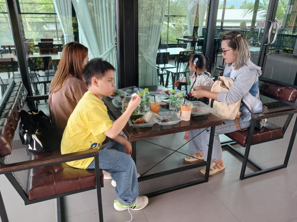ศูนย์พัฒนาเด็กเล็ก เทศบาลตำบลสันป่าตอง ได้จัดโครงการเรียนรู้สู่โลกกว้างอนุบาลวัยใส (กิจกรรมทัศนศึกษาดูงาน เรียนรู้นอกสถานที่) ประจำปีงบประมาณ พ.ศ.2568 ภาพที่ 34 | https://www.sanpatong.go.th