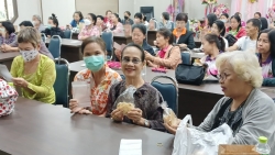 เทศบาลตำบลสันป่่าตอง จัดกิจกรรมหัวข้อเรื่องการออกแบบบรรจุภัณฑ์ ภายใต้โครงการส่งเสริมการเรียนรู้และพัฒนาทักษะอาชีพ วันที่ 13 มีนาคม 2568 ภาพที่ 13 | https://www.sanpatong.go.th