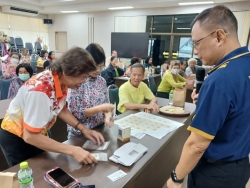 เทศบาลตำบลสันป่่าตอง จัดกิจกรรมหัวข้อเรื่องการออกแบบบรรจุภัณฑ์ ภายใต้โครงการส่งเสริมการเรียนรู้และพัฒนาทักษะอาชีพ วันที่ 13 มีนาคม 2568 ภาพที่ 3 | https://www.sanpatong.go.th