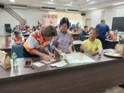 เทศบาลตำบลสันป่่าตอง จัดกิจกรรมหัวข้อเรื่องการออกแบบบรรจุภัณฑ์ ภายใต้โครงการส่งเสริมการเรียนรู้และพัฒนาทักษะอาชีพ วันที่ 13 มีนาคม 2568 ภาพที่ 4 | https://www.sanpatong.go.th