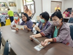 เทศบาลตำบลสันป่่าตอง จัดกิจกรรมหัวข้อเรื่องการออกแบบบรรจุภัณฑ์ ภายใต้โครงการส่งเสริมการเรียนรู้และพัฒนาทักษะอาชีพ วันที่ 13 มีนาคม 2568 ภาพที่ 5 | https://www.sanpatong.go.th
