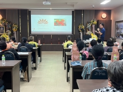 เทศบาลตำบลสันป่่าตอง จัดกิจกรรมหัวข้อเรื่องการออกแบบบรรจุภัณฑ์ ภายใต้โครงการส่งเสริมการเรียนรู้และพัฒนาทักษะอาชีพ วันที่ 13 มีนาคม 2568 ภาพที่ 8 | https://www.sanpatong.go.th
