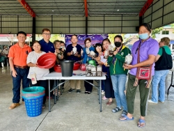 เทศบาลสันป่าตองได้จัดโครงการส่งเสริมอาชีพตามแนวทางเศรษฐกิจพอเพียง (เพาะเห็ดโคนน้อยในตะกร้า) ภาพที่ 15 | https://www.sanpatong.go.th