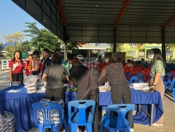 เทศบาลสันป่าตองได้จัดโครงการส่งเสริมอาชีพตามแนวทางเศรษฐกิจพอเพียง (เพาะเห็ดโคนน้อยในตะกร้า) ภาพที่ 3 | https://www.sanpatong.go.th
