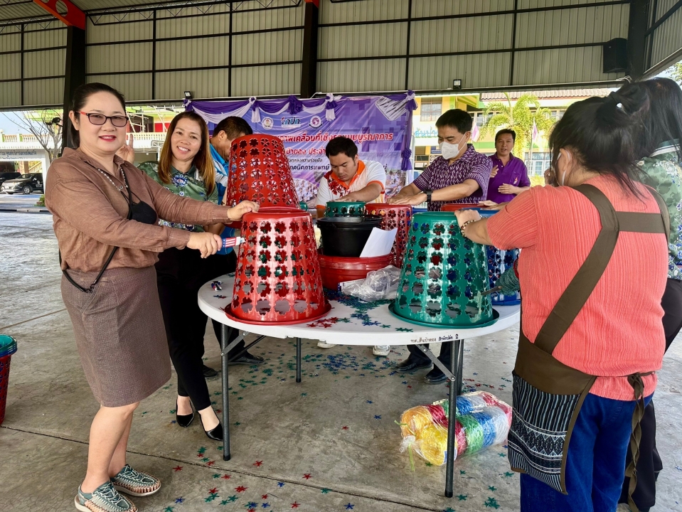 เทศบาลสันป่าตองได้จัดโครงการส่งเสริมอาชีพตามแนวทางเศรษฐกิจพอเพียง (เพาะเห็ดโคนน้อยในตะกร้า) ภาพที่ 9 | https://www.sanpatong.go.th