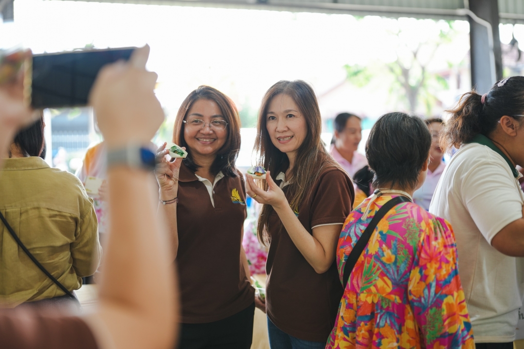 กิจกรรมสร้างสรรค์วันผู้ประกอบการ / เวทีแลกปลี่ยนเรียนรู้ และประกวดผลิตภัณฑ์จากการจัดกิจกรรมการเรียนรู้  โครงการส่งเสริมการเรียนรู้และพัฒนาทักษะอาชีพของชุมชนเทศบาลตำบลสันป่าตองสู่การพัฒนาอย่างยั่งยืน ภาพที่ 54 | https://www.sanpatong.go.th