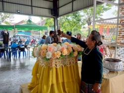เทศบาลตำบลสันป่าตองจัดทำโครงการสืบสานประเพณี วัฒนธรรมล้านนา สระเกล้าดำหัวผู้สูงอายุ ประจำปีงบประมาณ พ.ศ.2568 ภาพที่ 15 | https://www.sanpatong.go.th