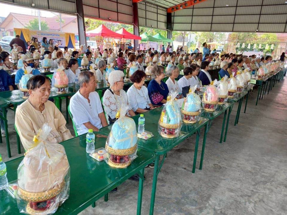 เทศบาลตำบลสันป่าตองจัดทำโครงการสืบสานประเพณี วัฒนธรรมล้านนา สระเกล้าดำหัวผู้สูงอายุ ประจำปีงบประมาณ พ.ศ.2568 ภาพที่ 22 | https://www.sanpatong.go.th