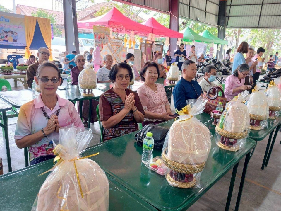 เทศบาลตำบลสันป่าตองจัดทำโครงการสืบสานประเพณี วัฒนธรรมล้านนา สระเกล้าดำหัวผู้สูงอายุ ประจำปีงบประมาณ พ.ศ.2568 ภาพที่ 30 | https://www.sanpatong.go.th