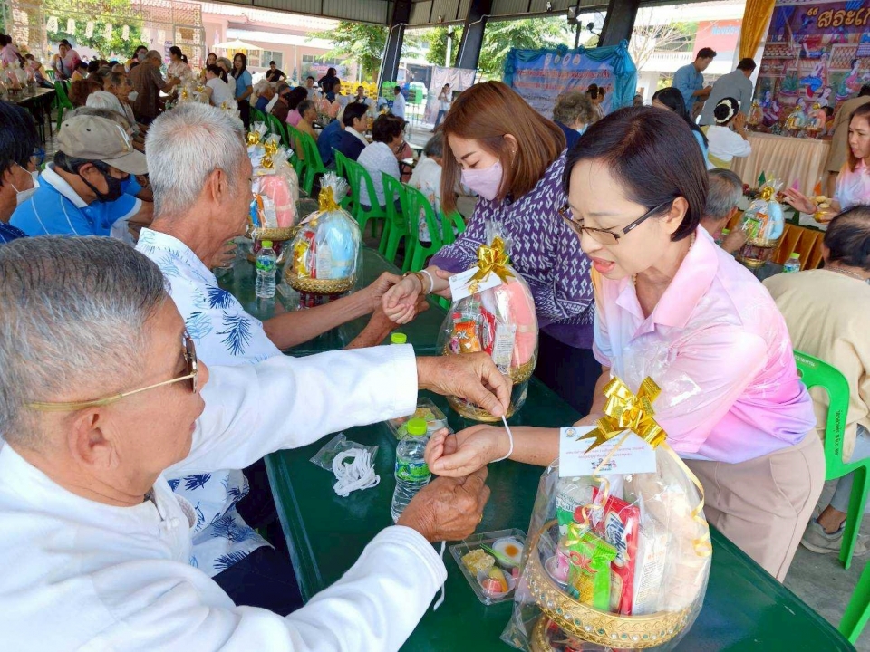 เทศบาลตำบลสันป่าตองจัดทำโครงการสืบสานประเพณี วัฒนธรรมล้านนา สระเกล้าดำหัวผู้สูงอายุ ประจำปีงบประมาณ พ.ศ.2568 ภาพที่ 31 | https://www.sanpatong.go.th