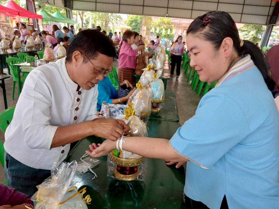 เทศบาลตำบลสันป่าตองจัดทำโครงการสืบสานประเพณี วัฒนธรรมล้านนา สระเกล้าดำหัวผู้สูงอายุ ประจำปีงบประมาณ พ.ศ.2568 ภาพที่ 32 | https://www.sanpatong.go.th
