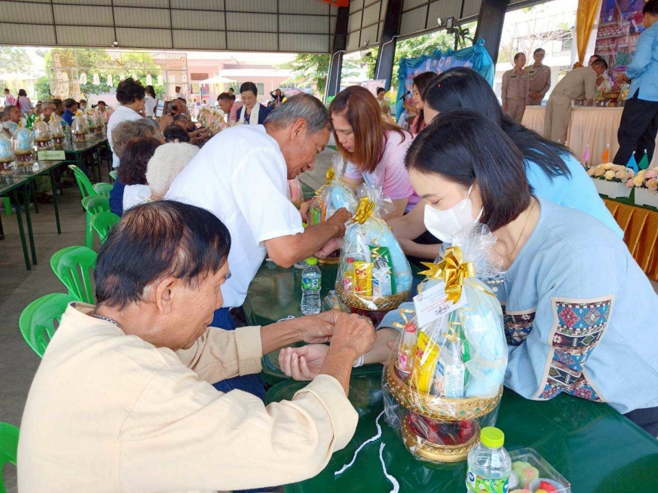 เทศบาลตำบลสันป่าตองจัดทำโครงการสืบสานประเพณี วัฒนธรรมล้านนา สระเกล้าดำหัวผู้สูงอายุ ประจำปีงบประมาณ พ.ศ.2568 ภาพที่ 33 | https://www.sanpatong.go.th
